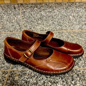 Bass Women’s Leather Shoes. Size 9.5. Excellent used condition.